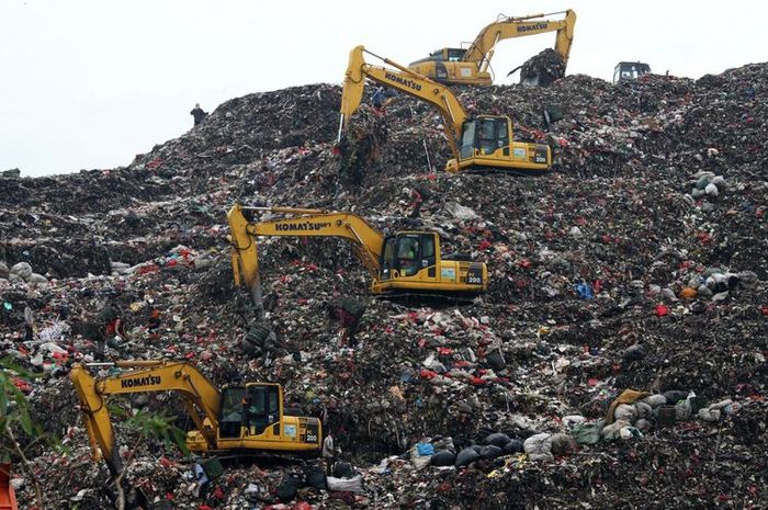 Sejumlah alat berat beroperasi di lokasi Tempat Pengolahan Sampah Terpadu (TPST) Bantar Gebang  Artikel 