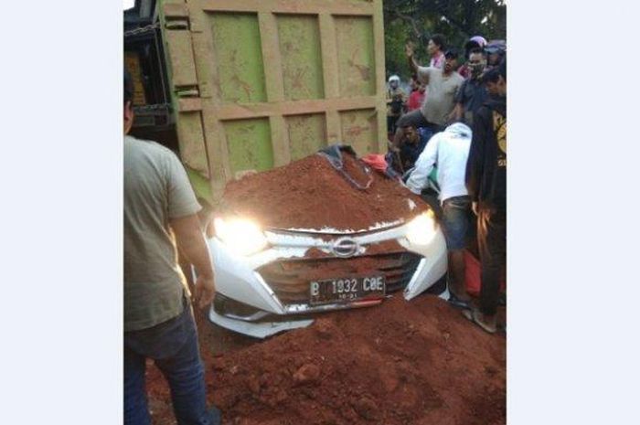 Daihatsu Sigra tertimpa bak dump truk, kabin hancur empat tewas, satu bayi selamat
