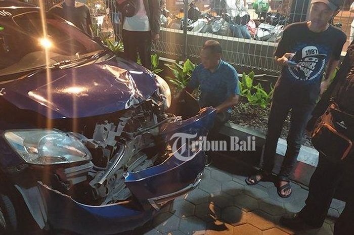 Kecelakaan melibatkan pengendara motor dan taksi terjadi di Jalan Teuku Umar Barat, Denpasar, Bali, Rabu (31/7/2019) malam.