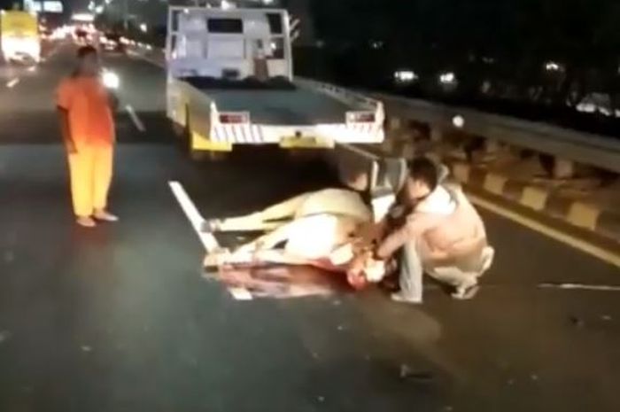 Seekor sapi tertabrak taksi di ruas tol  Tomang arah Cawang