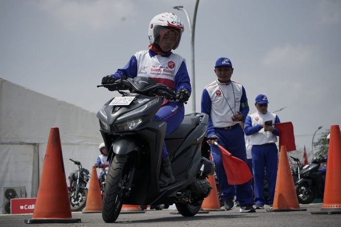 Salah satu peserta AH-SRIC sedang menegosiasi lintasan Low Speed Balance