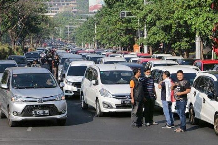 Ilustrasi kepadatan kendaraan di depan Kantor Gubernur Jawa Tengah, Semarang