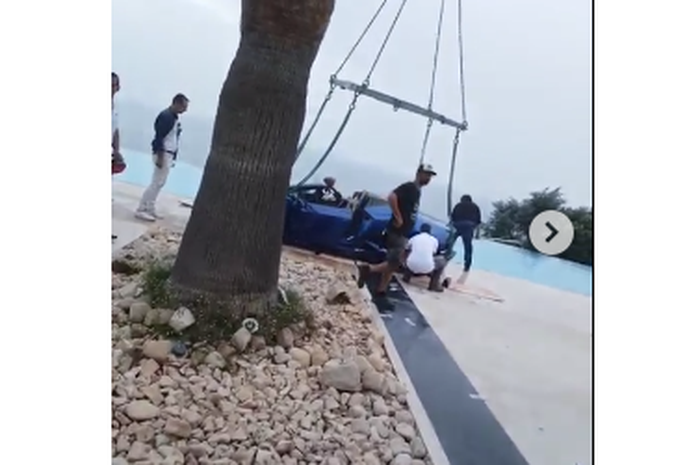 Mantan pacar Neymar Jr yang juga modekl majalah dewasa Playboy menceburkan sebuah Lamborghini Huracan ke kolam renang