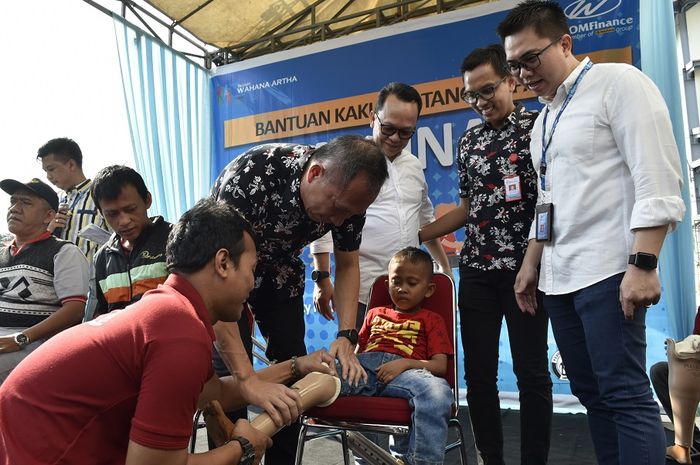Group CEO Wahana Artha Group, Robbyanto Budiman, bantu memasang kaki palsu.