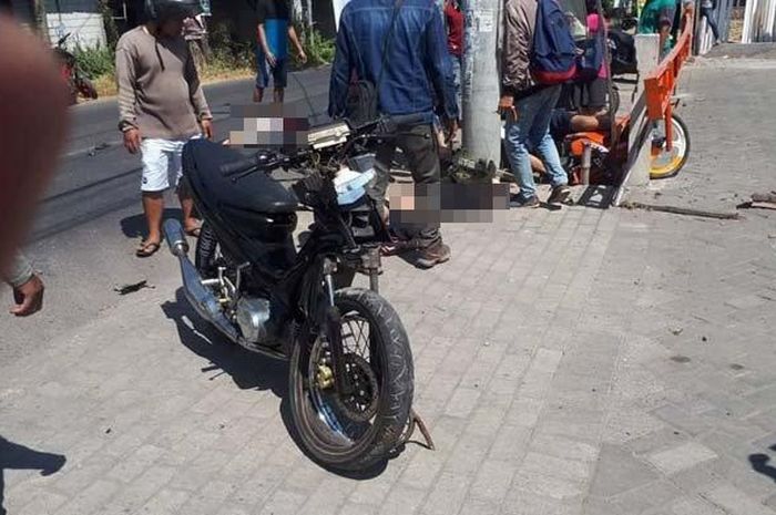 Motor  Yamaha F1ZR ringsek setelah hantam tiang listrik di tepi jalan umum Desa Hulaan, Kecamatan Menganti, Kabupaten Gresik, Rabu (31/7/2019).