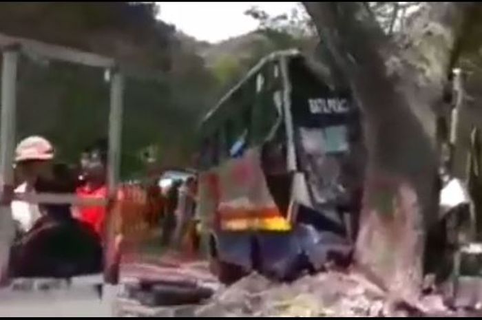 Kondisi bus Purwo Widodo yang ringsek akibat ditabrak truk tronton dalam kecelakaan yang terjadi pada Kamis (1/8/2019)