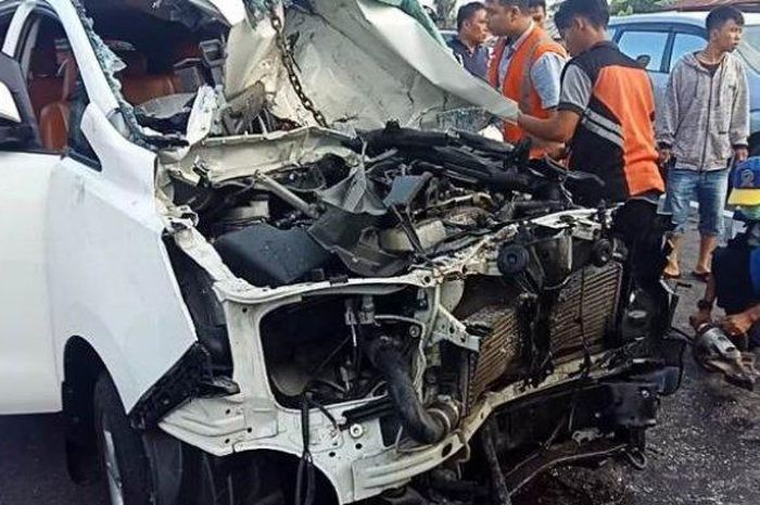 Toyota Kijang Innova hancur terjang pantat truk kontainer