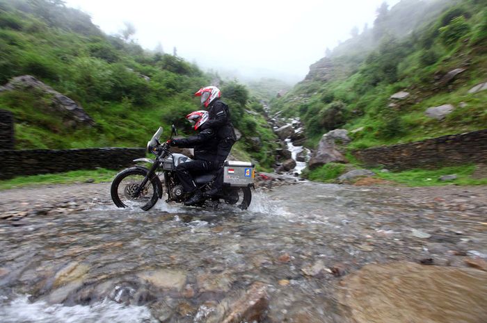 Darius Sinathrya dan Donna Agnesia mengendarai Royal Enfield Himalayan.