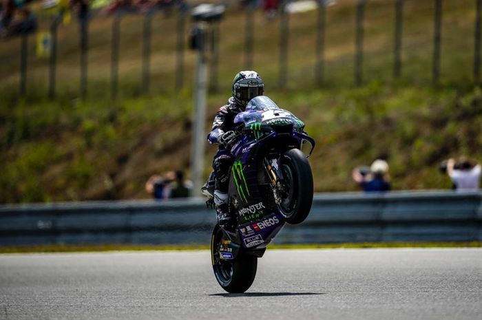 Pembalap Monster Energy Yamaha, Maverick Vinales melakukan atraksi usai menjalani sesi latihan bebas MotoGP Republik Ceska 2019, Jumat (2/8/2019)