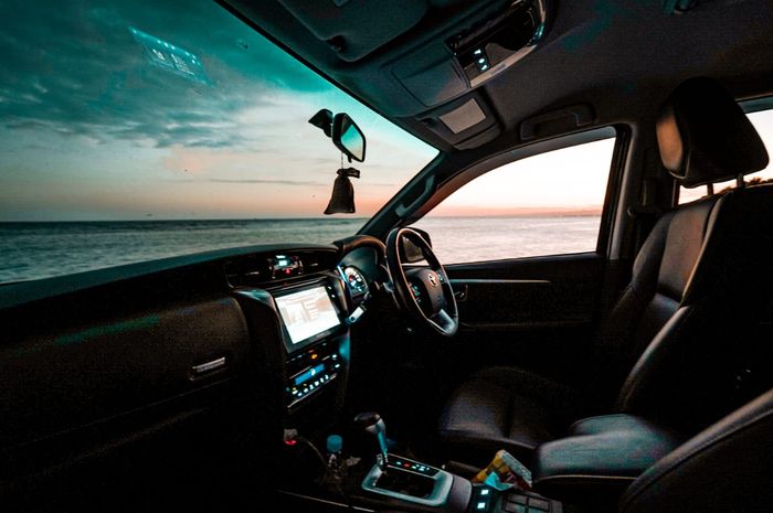 Menikmati sunset dari kabin Toyota Fortuner