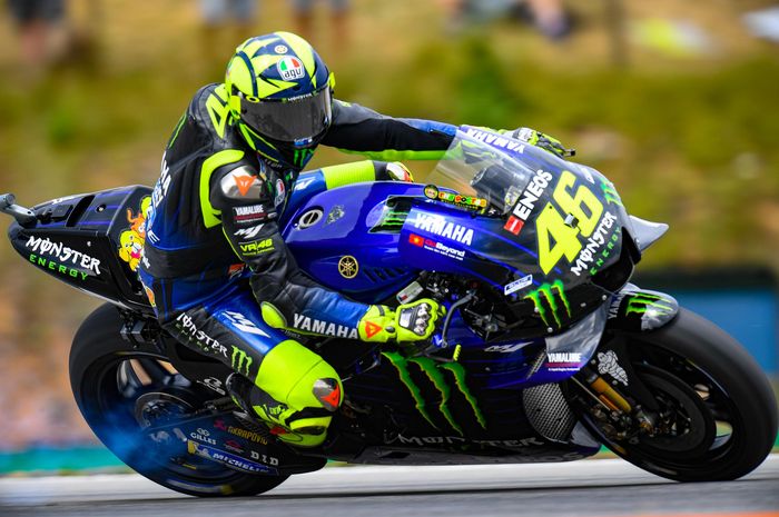 Yamaha YZR-M1 Valentino Rossi mengalami masalah dan mengeluarkan asap di sesi FP2 MotoGP Brno 2019