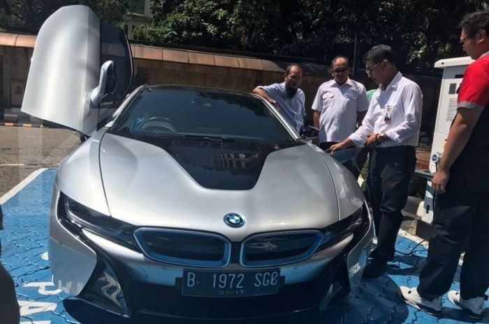 BMW i8 Datangi PLN Disjaya untuk mencoba SPLU
