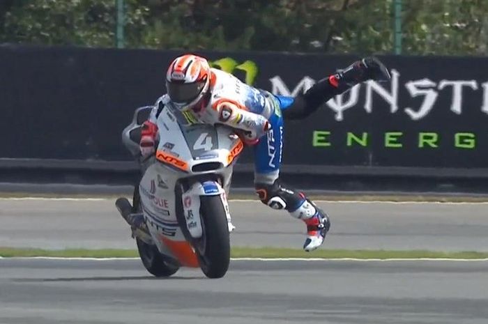 Steven Odendaal melakukan aksi penyelamatan di MotoGP Ceko 2019