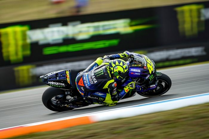 Valentino Rossi (Monster Energy Yamaha) kala beraksi di salah satu tikungan Automotodrom Brno dalam sesi latihan bebas MotoGP Republik Ceska 2019, Jumat (2/8/2019)