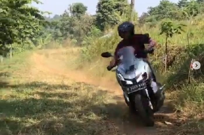 Honda ADV150 diajak trabasan di trek off-road ringan