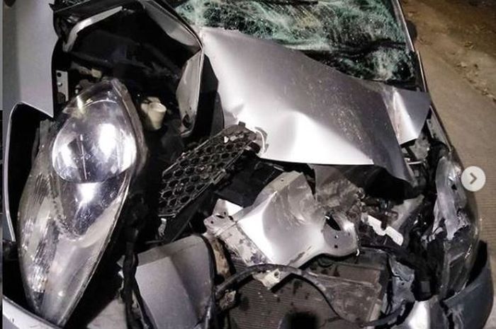 Toyota Yaris hancur tabrak truk di flyover kampung Melayu