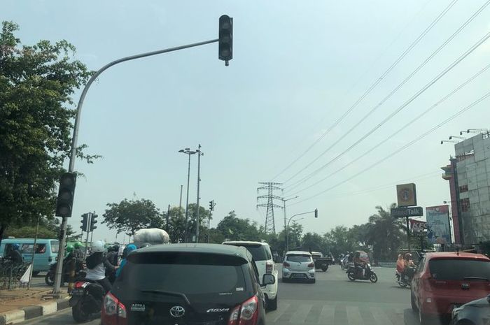 Akibat pemadaman listrik, lampu lalu lintas ikut mati dan menyebabkan kemacetan