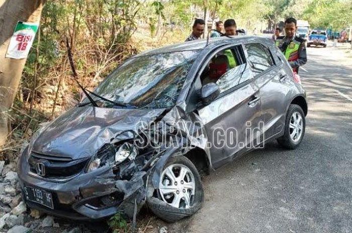 Honda Brio dihajar truk sampai terkapar dengan kaki-kaki terkulai