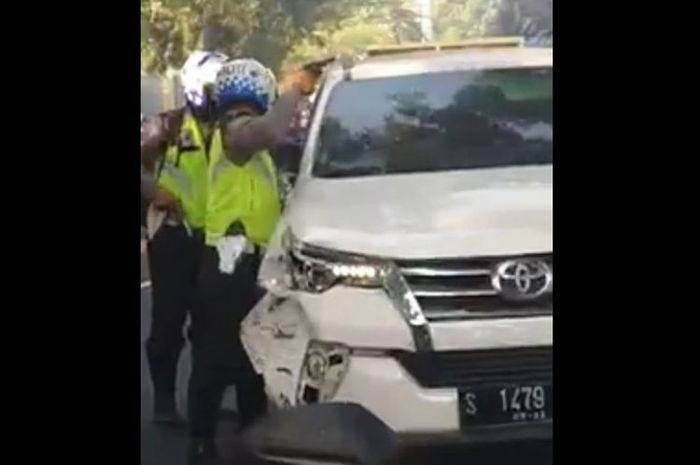 Toyota Fortuner diadang warga, pistol ditodongkan polisi ke pengemudi usai kabur dari tabrak lari