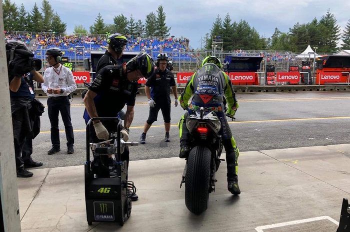 Valentino Rossi memakai ban basah di kualifikasi MotoGP Ceko 2019