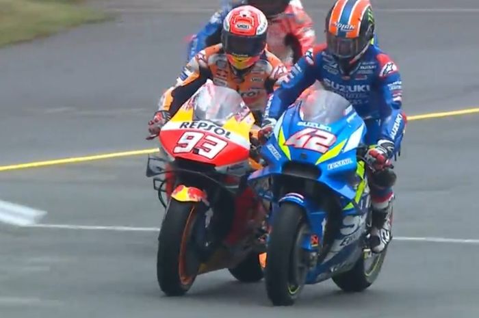 Alex Rins dan Marc Marquez terlibat aksi dorong di pit lane MotoGP Ceko 2019