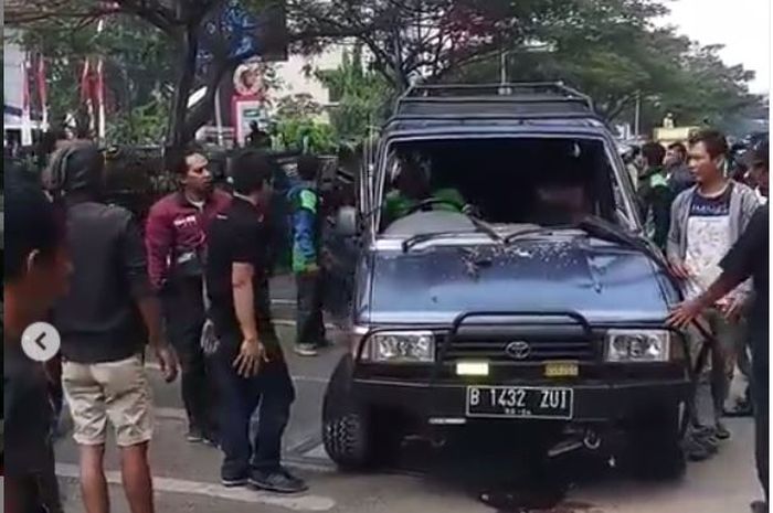 Kondisi Toyota Kijang usai terguling di Jalan Raya Margonda Depok