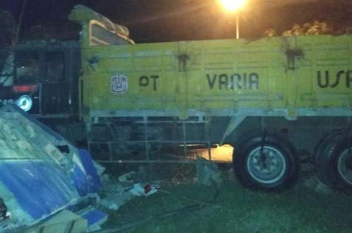 Kondisi truk tronton sesaat sebelum dievakuasi setelah menabrak pagar rumah warga, Minggu malam (4/8/2019). 