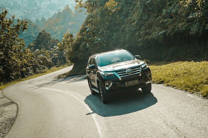 Toyota Fortuner melitas jalan poros Majene-Palu