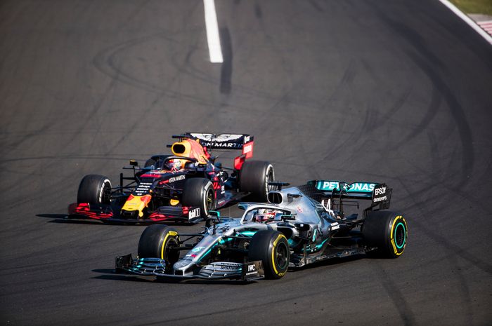 Max Verstappen dan Lewis Hamilton bersaing di F1 Hongaria 2019