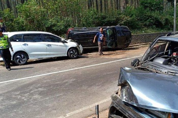 Toyota Fortuner, Honda Mobilio, dan Suzuki Escudo terlibat kecelakaan di Cikole, Lembang