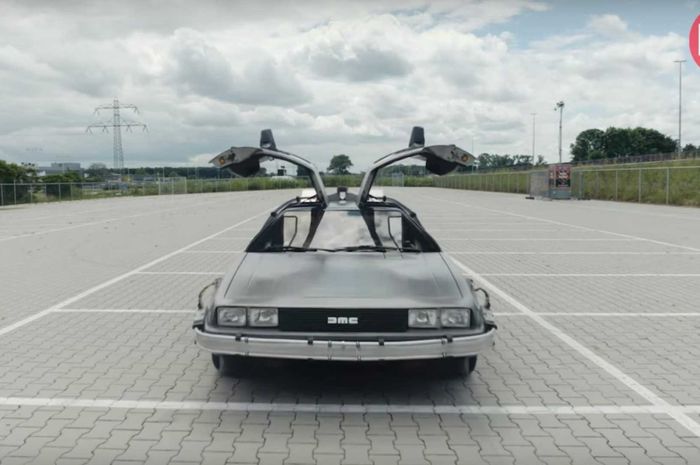 DeLorean DMC-12 yang digunakan dalam film Back to the Future