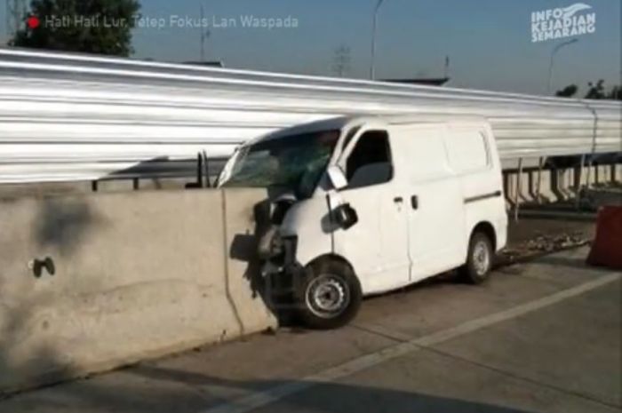 Daihatsu Granmax nancap di pagar pembatas jalan tol