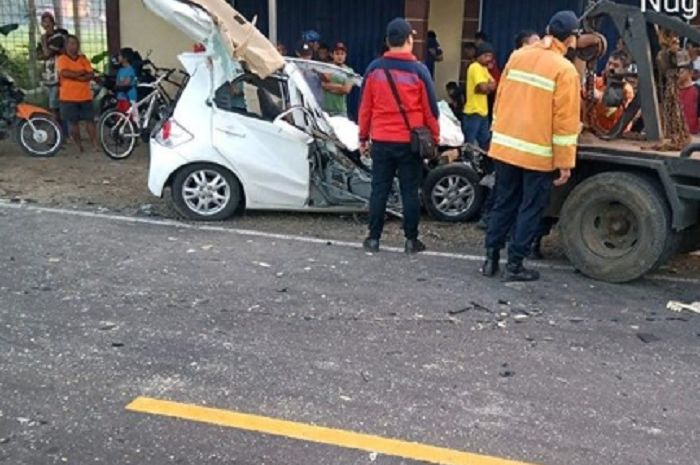 Honda Brio hancur usai tabrak bus, dua orang meninggal dunia.