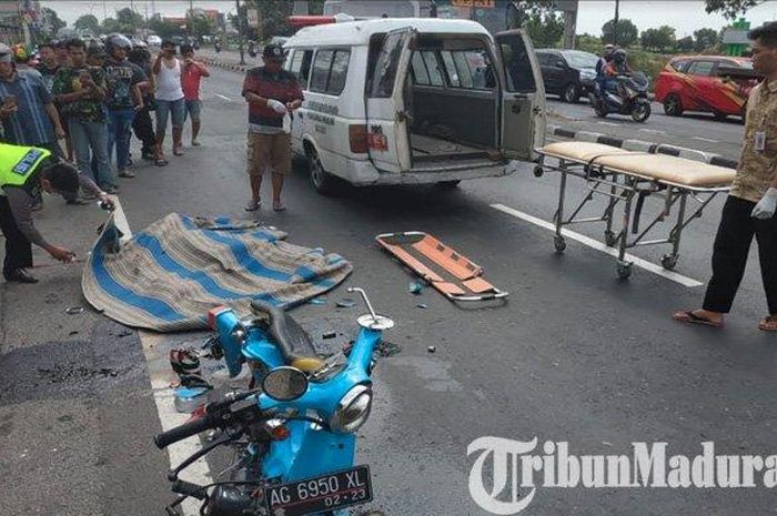 Jenazah Anggi Saylendra, pengedara motor Honda Ulung yang tewas usai dilindas truk tangki di Jalan Raya Desa Gambiran, Mojoagung, Jombang, hendak dievakuasi ke RSUD Jombang, saat dievakuasi petugas, Minggu (4/8/2019).  