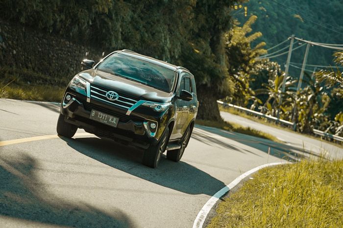 Toyota Fortuner masih memenangi persaingan melawan Mitsubishi Pajero Sport