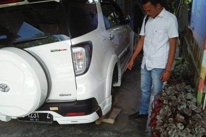 Ban dan pelak Mobil Toyota Rush yang diparkir di garasi Desa Padang Kasab, Bireuen hilang digondol maling, Selasa (6/8/2019). 