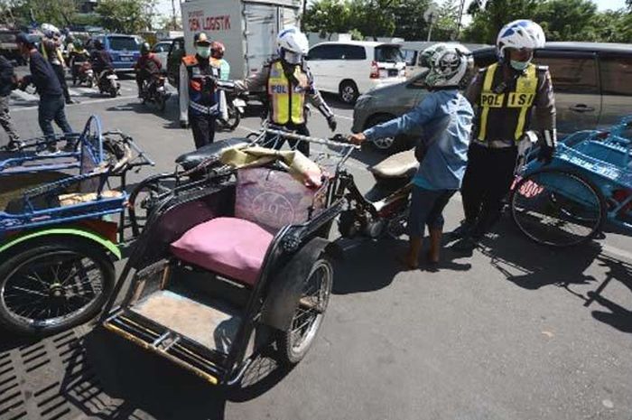 Petugas gabungan Dishub, Satpol PP, Linmas dan Polisi saat menertibkan becak motor (bentor)