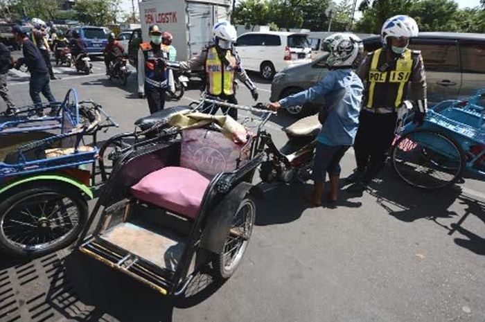 Petugas gabungan Dishub, Satpol PP, Linmas dan Polisi saat melakukan razia becak motor (bentor) di kawasan PGS, Surabaya, Rabu (31/7/2019) silam.  
