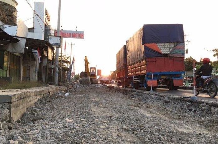 Jalur Pantura di Petarukan, Pemalang, Jawa Tengah yang sedang mengalami perbaikan.