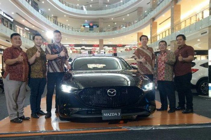Jajaran Manajemen PT Eurokars Motor Indonesia (EMI) dan PT Automobil Jaya Abadi saat mengenalkan All-New Mazda 3 di Hartono Mall Yogyakarta, Senin (5/8/2019)  