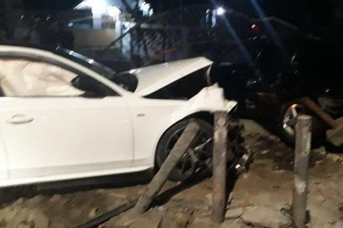 Honda Accord dan identik Audi A6 tabrak Honda Vario di kota Malang, Jatim