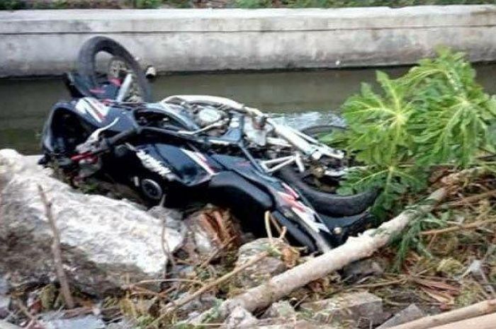 Kawasaki Ninja R 150 tergeletak setelah menabrak pembatas sungai