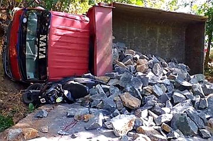 Dump Truck Bermuatan batu menimpa dua wanita bermotor matik
