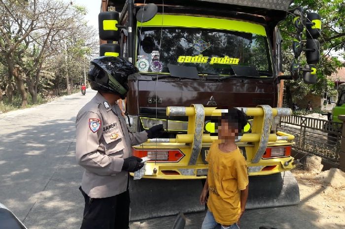 Anak dibawah umur yang menjadi sopir truk di Bogor