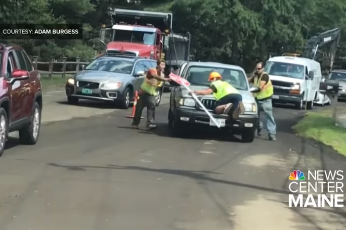 Seorang petugas konstruksi nemplok  bak Spider-Man di Amerika