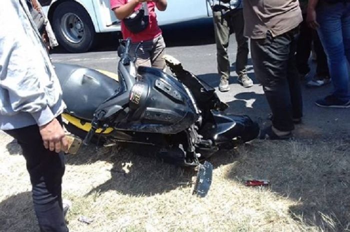 Skutik Yamaha NMAX terlibat kecelakaan dengan Honda Supra Fit.