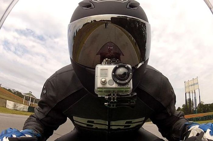 Action camera di motor, sudah banyak dipakai bikers.