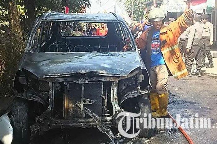 Mobil Avanza yang tingal kerangka akibat terbakar di Jombang.