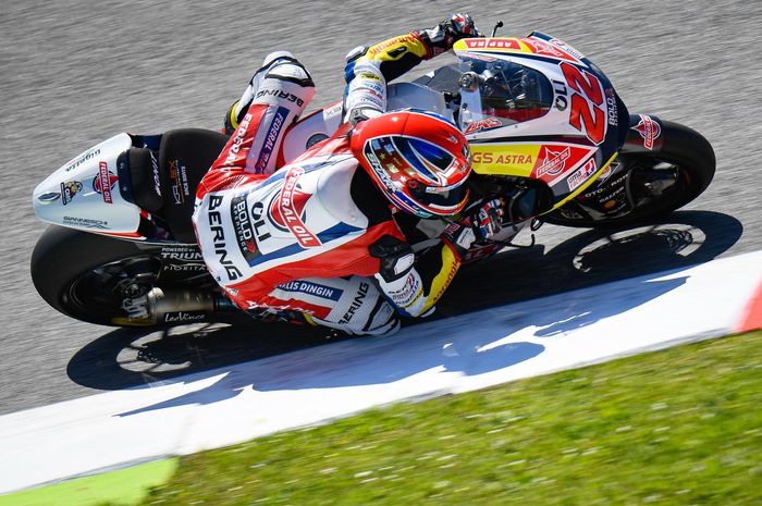 Sam Lowes membalap bersama tim Federal Oil Gresini Moto2