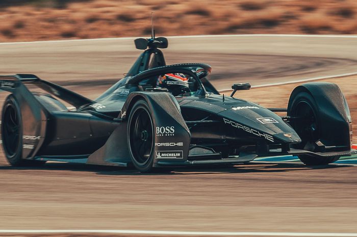 Tim Formula E Porsche mengajak Andr&eacute; Lotterer bergabung dalam squadnya musim ini.